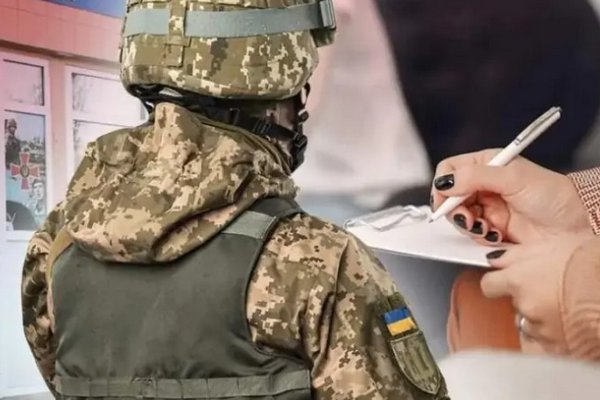 Может ли снятый с военного учета украинец получить повестку: объяснение юриста