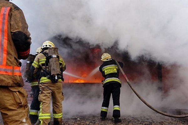 В Киеве из-за падения обломков возник пожар