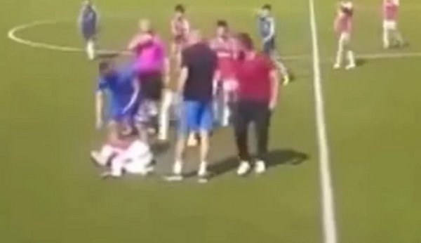 На Закарпатье в матче юношей на поле выбежал отец одного из футболистов и побил 13-летнего игрока