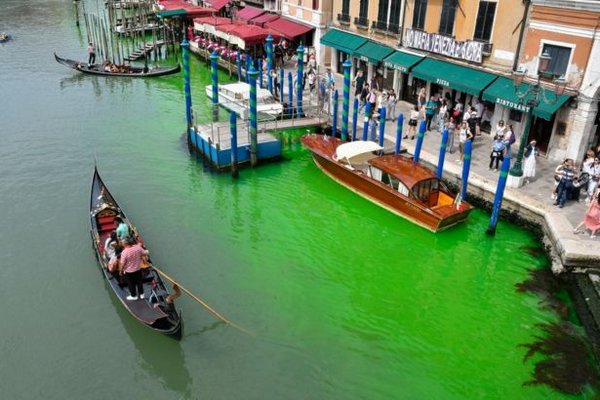 Вода в Гранд-канале Венеции стала ярко-зеленой: начато расследование