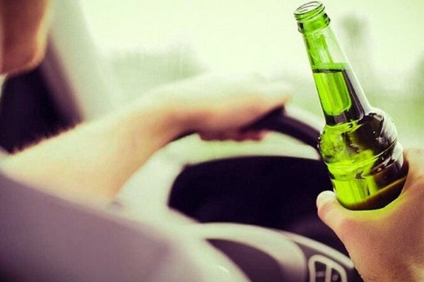 В Литве будут штрафовать за распитие алкоголя в салоне авто