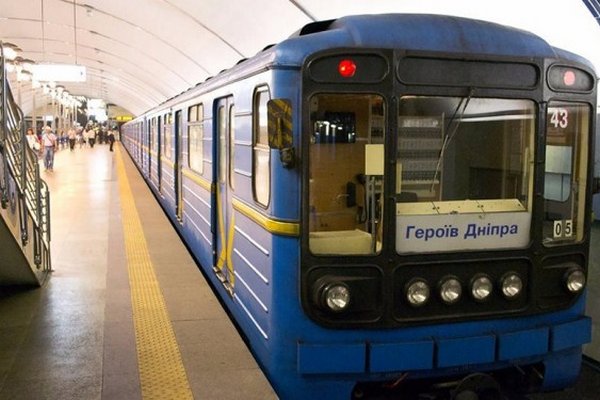 Упала на рельсы: в киевском метро погибла женщина