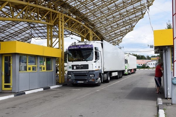 Украинские аграрии заблокируют въезд польским грузовикам