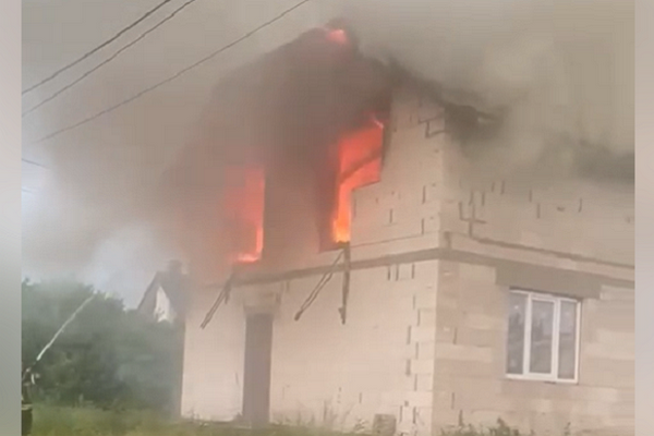 Под Киевом молния попала в жилой дом: вспыхнул пожар