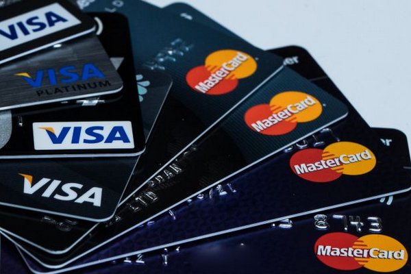 Бизнес просит власти предотвратить рост стоимости эквайринга Mastercard и Visa