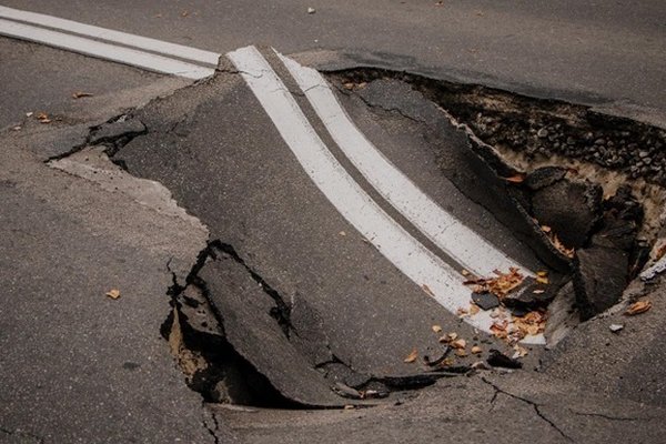 В Киеве на одной из улиц провалилась дорога