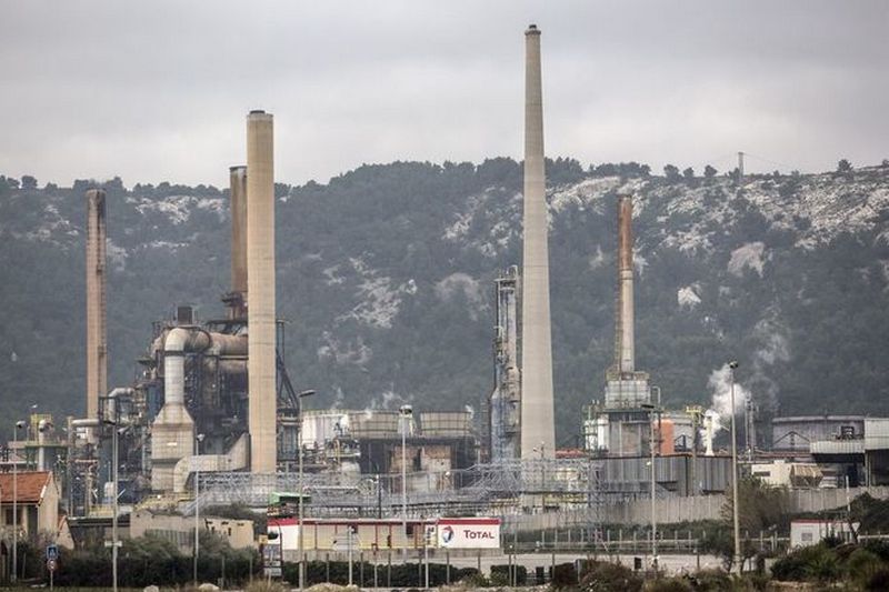 Французское профсоюзное объединение пытается заблокировать нефтеперерабатывающие заводы Total