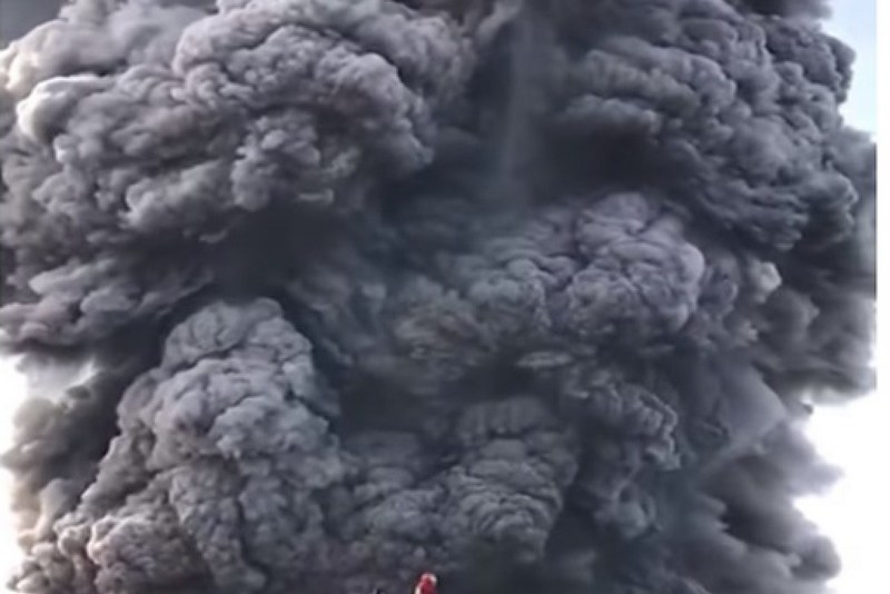 Видео извергающегося вулкана крупным планом, снятого смелым туристом