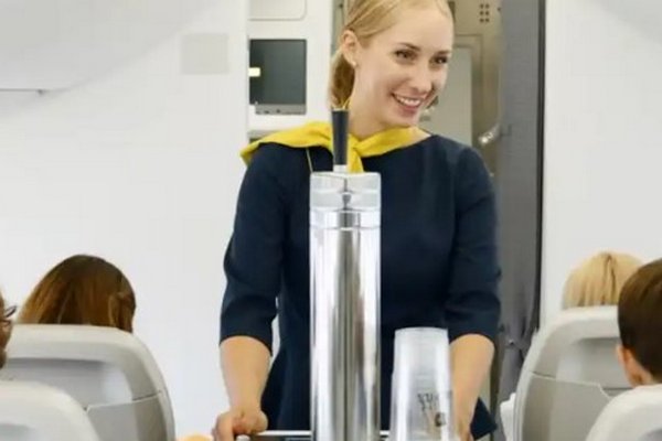 airBaltic напоит пассажиров разливным пивом в самолетах: как это происходит