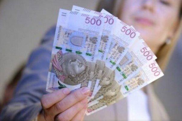Украинцам в Польше выдают кредиты до 200 тысяч злотых: где оформить и на каких условиях