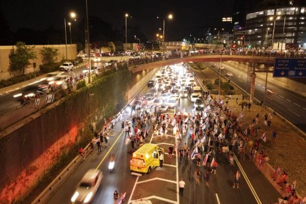 В Израиле продолжаются масштабные протесты. Полиция применила водометы