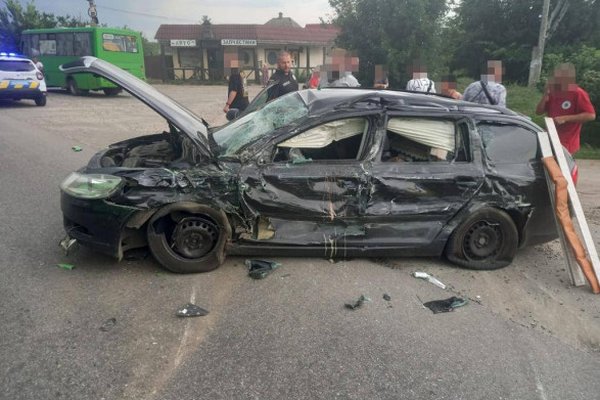 Под Харьковом легковушка столкнулась с пассажирским автобусом, есть пострадавший