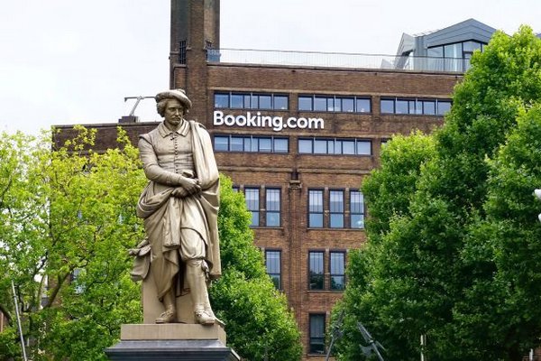 Cервис бронирования жилья Booking остановил работу в двух областях Украины: причины