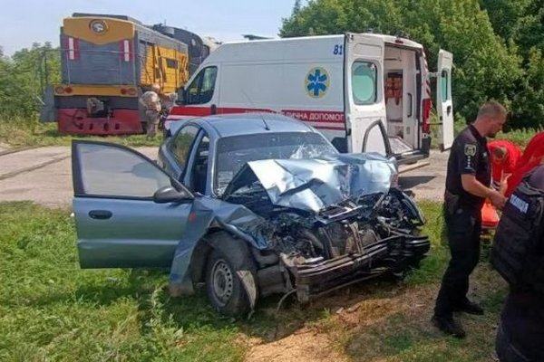 В Киевской области водитель отвлекся и на скорости врезался в локомотив, фото