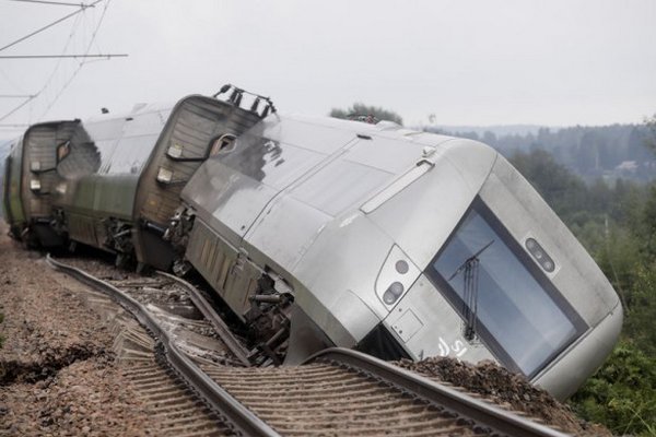 В Швеции поезд сошел с рельсов, три человека пострадали