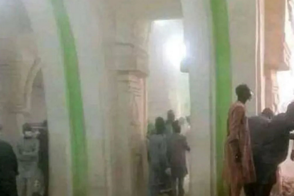 В Нигерии обрушилась мечеть, когда в ней находились сотни людей