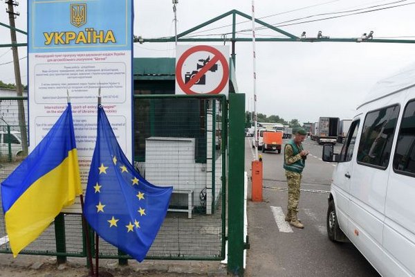 Пограничники подсчитали, сколько украинцев уехали за границу и не вернулись домой