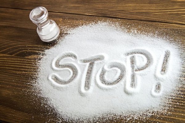 Ученые выяснили, чем опасна диета без соли