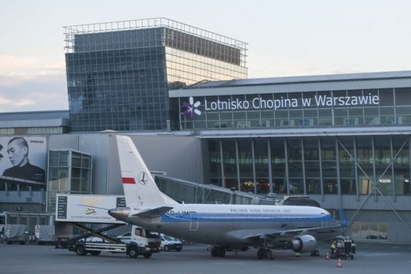 Из аэропорта Варшавы эвакуировали людей из-за пассажира, который вез гранату