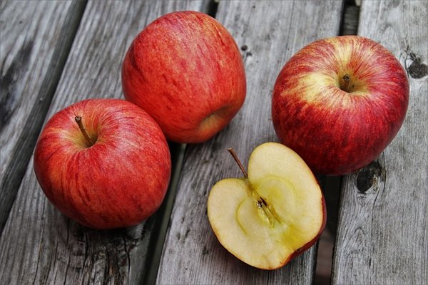 Умный лайфхак при покупке яблок поможет понять, как быстро они испортятся