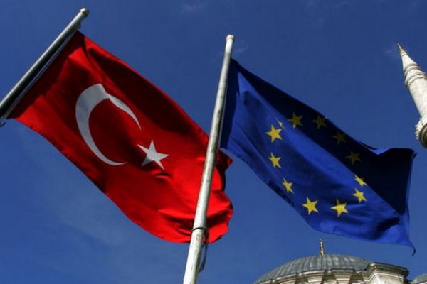 Турция призвала ЕС восстановить перспективы ее членства в ЕС