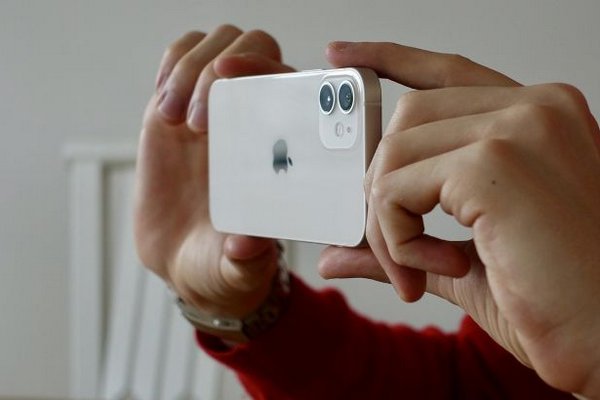 Франция требует снять с продажи iPhone 12 из-за сильного излучения