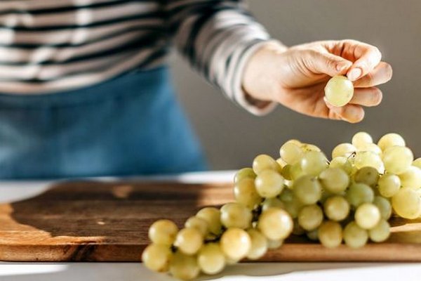 Помогает от высокого холестерина: чем еще полезен виноград