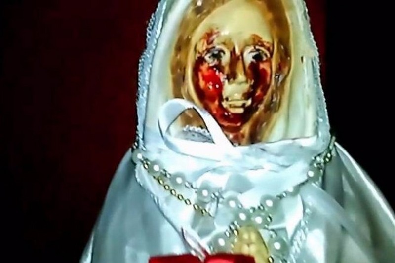 В Аргентине статуя Девы Марии, находящаяся в доме семьи Фриас, вновь заплакала кровью.