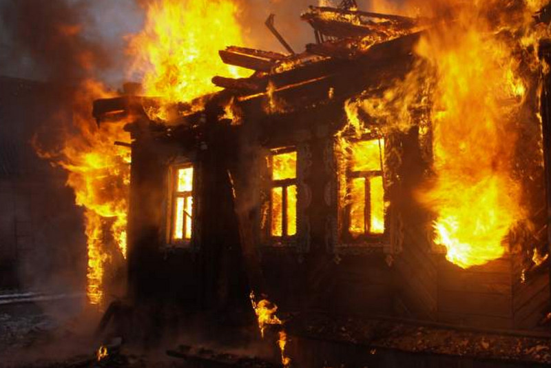 43-летний мужчина сгорел в собственном доме на Прикарпатье