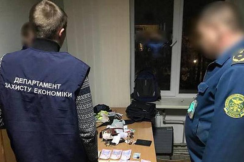 В Харькове во время получения взятки задержали главного государственного инспектора таможенного поста 