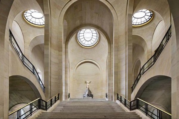 Лувр закрылся для посетителей из-за террористической угрозы