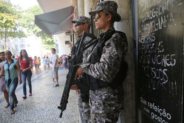 В аэропортах Бразилии развернут тысячи военных: в чем причина