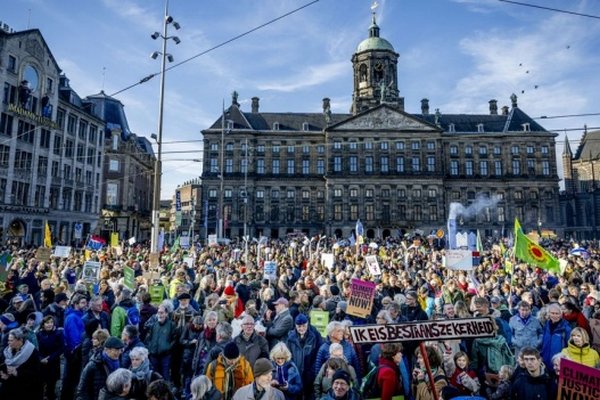 До 70 тысяч человек вышли на климатический марш в Амстердаме