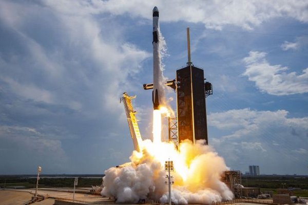 SpaceX вывела на орбиту десятки миниспутников: видео запуска ракеты