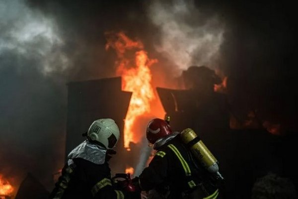 В Киеве произошел масштабный пожар: спасатели тушили огонь около 5 часов