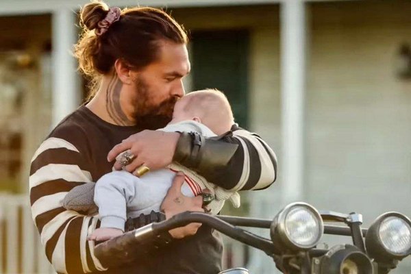 Джейсон Мамоа появляется с малышом в новом тизере 