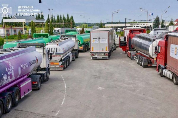 Демченко: в очередях в Польше в направлении Украины около 2100 грузовиков