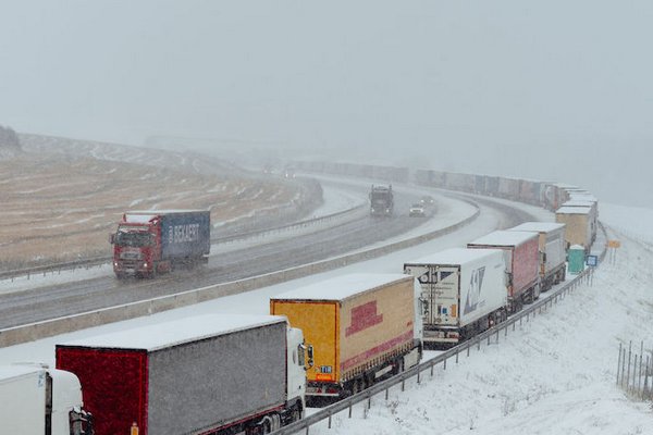 Около тысячи грузовиков стоят в очереди на въезд в Украину через словацкую границу