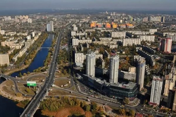 В Киеве мужчина выпрыгнул из окна многоэтажки и упал на козырек подъезда