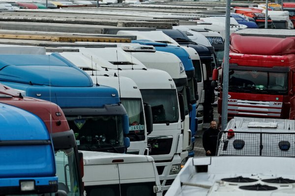 Почти тысяча грузовиков стоит в очереди на словацкой границе