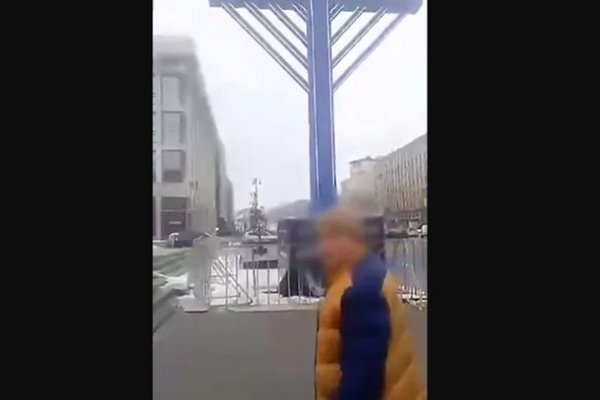 В Киеве мужчина справил малую нужду на ханукию: его задержали копы