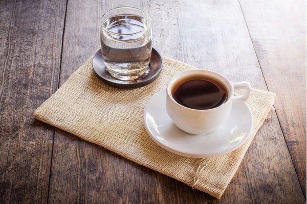 Почему вместе с чашкой кофе следует выпить стакан воды – четыре причины