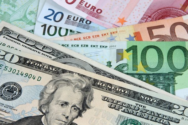 Доллар и евро подорожали после выходных