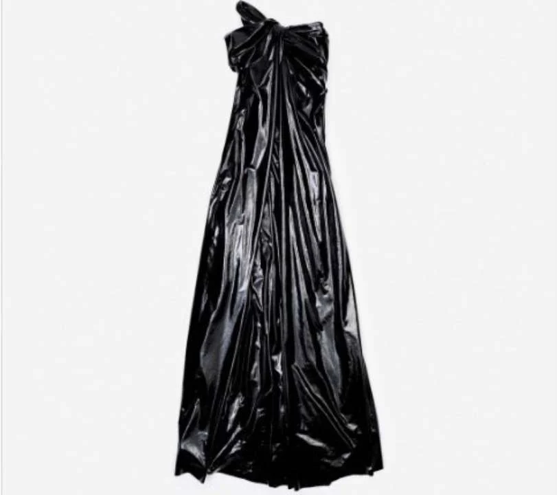 Balenciaga представила новое платье в виде мусорного мешка за 6000 евро