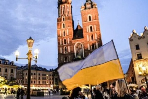 Украинцам в Польше увеличивают выплаты: кому и на сколько