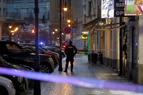 МВД Чехии из-за стрельбы в Праге просит не проводить новогодние фейерверки