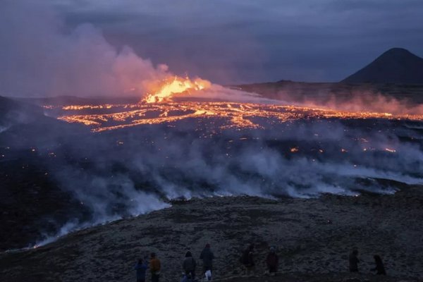 В Исландии говорят о спаде активности вулкана, из-за извержения которого эвакуировали город