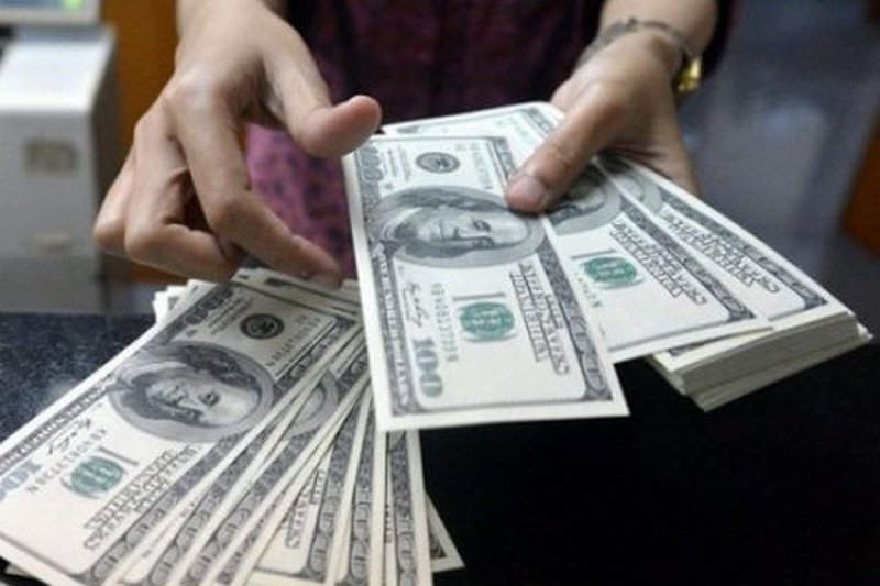 Доллар продолжает радовать украинцев