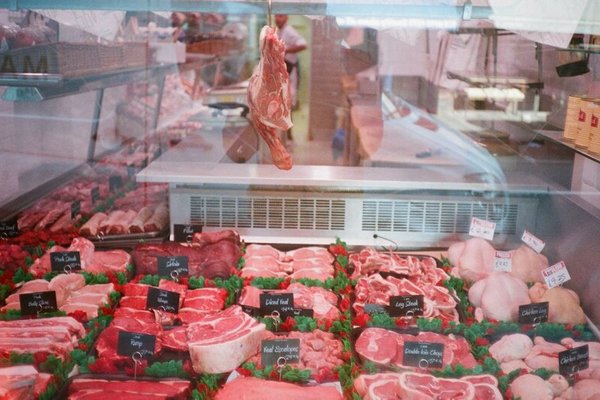 Супермаркеты снизили цены на свинину и сало в середине февраля