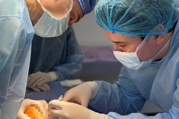 Львовские врачи удалили гигантскую опухоль и спасли волонтеру ногу